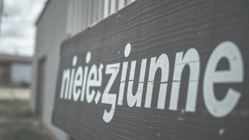 Dlaczego forma _nieczynne_ jest zapisywana łącznie?