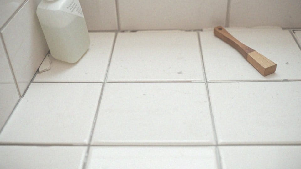 Jak eliminować przebarwienia i plamy na fugach?
