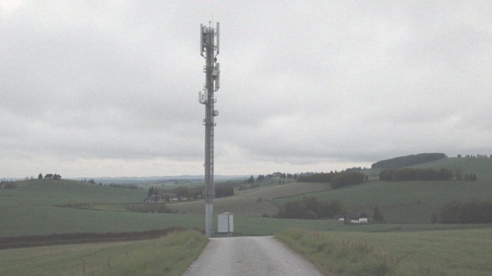 Jakie standardy telekomunikacyjne mają zastosowanie w Polsce?