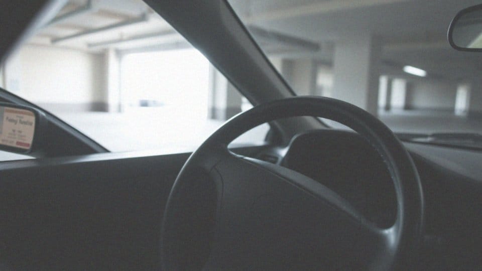 Jak rozpoznać losy na kierownicy związane z uszkodzonym sworzniem?