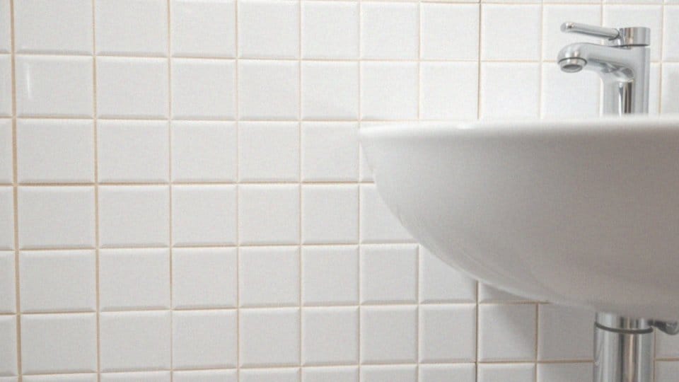 Jakie są najczęstsze pytania dotyczące złotej fugi do białych płytek?